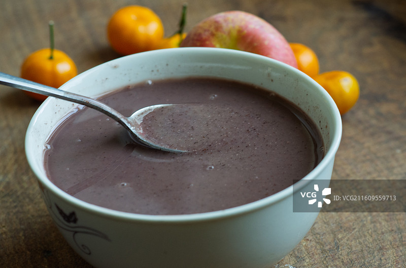 碗装紫米糊与水果组合图片素材