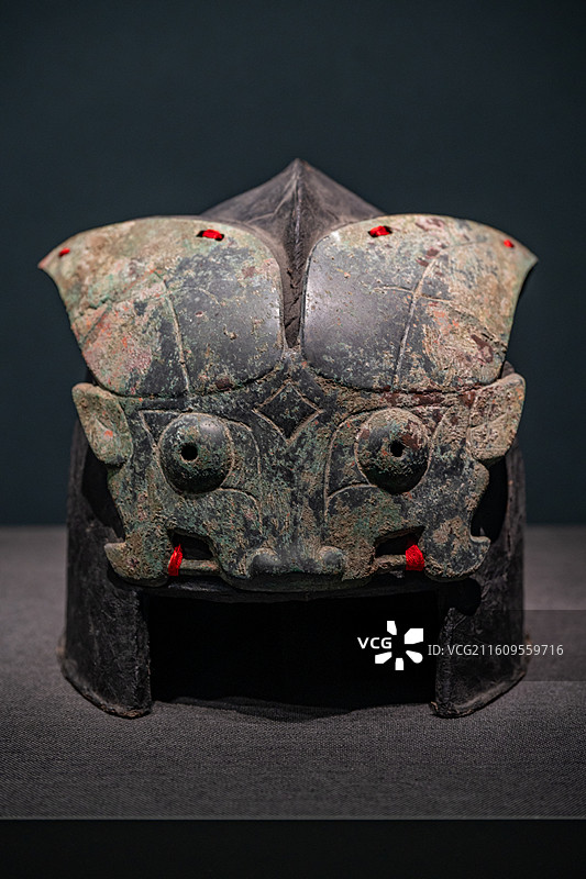 中国考古博物馆 宅兹中国展厅 西周早期 铜胄 山东滕州前掌大墓地图片素材