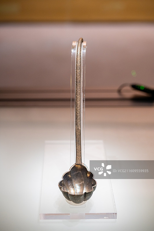 中国考古博物馆 唐 鎏金錾花九曲银勺 河南偃师杏园唐墓图片素材