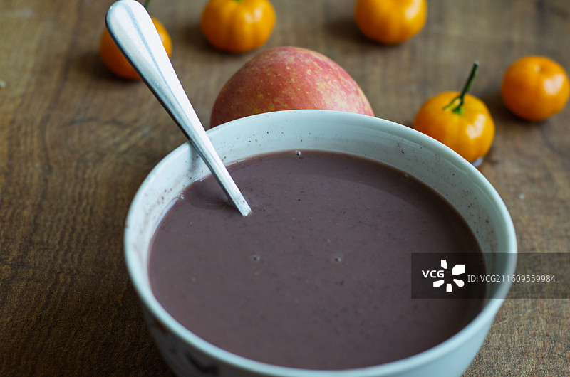 木桌上杂粮米糊和沙糖桔苹果图片素材