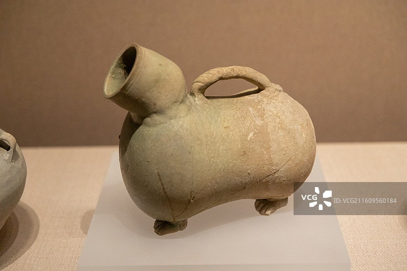 常州博物馆陶青瓷虎子  三国吴(公元222~260年)  1983年金坛方麓茶场三国墓出土图片素材