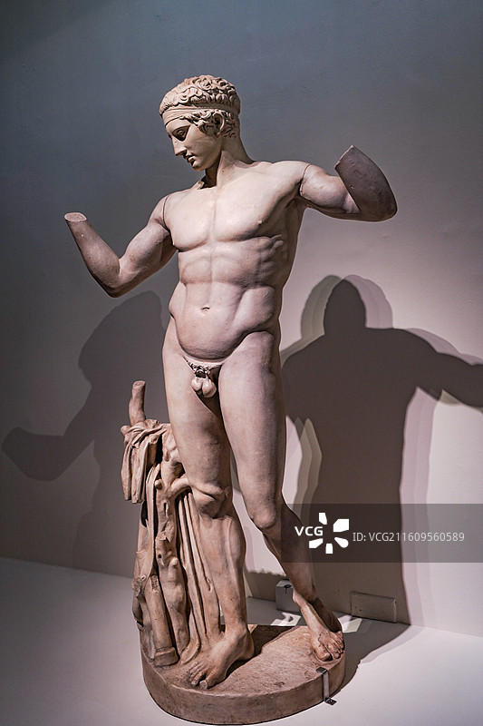 希腊国家考古博物馆藏来自基克拉迪群岛公元前100年的作品束发带的青年雕像（复制品）图片素材