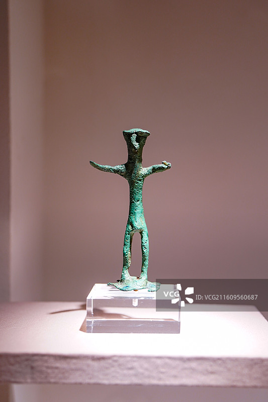 希腊国家考古博物馆藏来自伯罗奔尼撒半岛奥林匹亚圣地公元前10世纪末-前8世纪初显圣的宙斯青铜小雕像图片素材