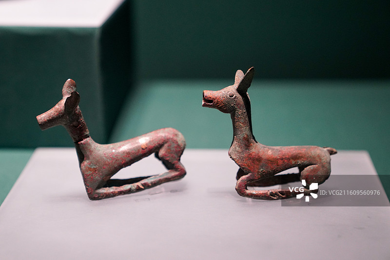 上海 上海博物馆东馆 “华彩六盘：宁夏固原文物精品展” 战国 鹿形铜饰 彭阳县博物馆图片素材