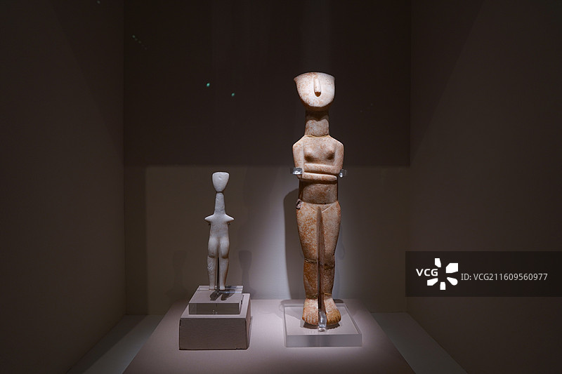 希腊国家考古博物馆藏来自基克拉迪群岛早期基克拉迪文化一至二期大理石小雕像图片素材
