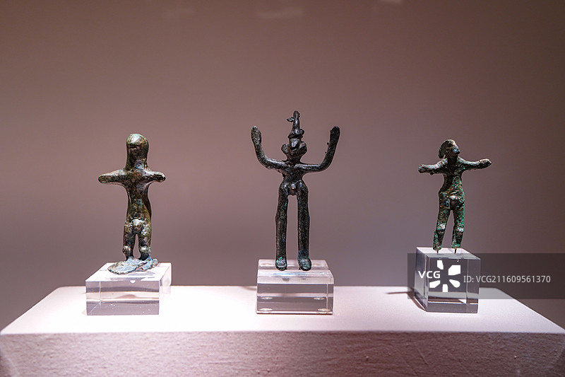 希腊国家考古博物馆藏来自伯罗奔尼撒半岛奥林匹亚圣地公元前10世纪末-前8世纪初显圣的宙斯青铜小雕像图片素材