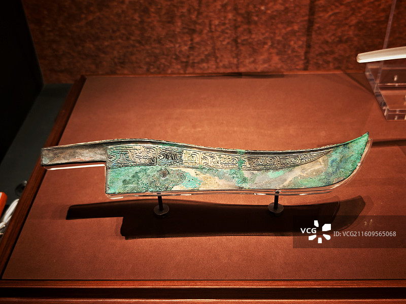 商代夔纹曲脊翘首青铜刀图片素材