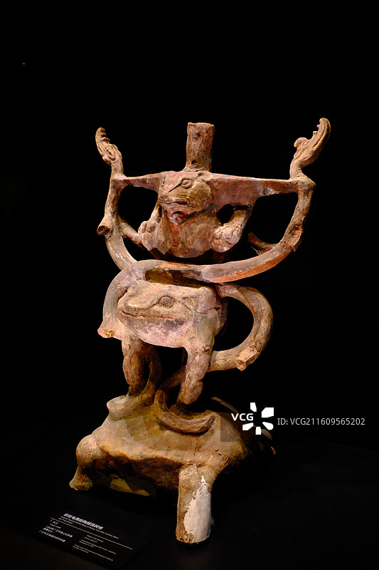 广汉三星堆博物馆藏东汉彩绘龟熊蛙摇钱树座图片素材