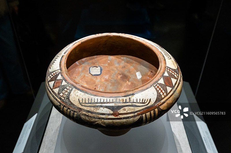 河南博物院文物藏品新时器时代仰韶文化白衣彩陶钵图片素材
