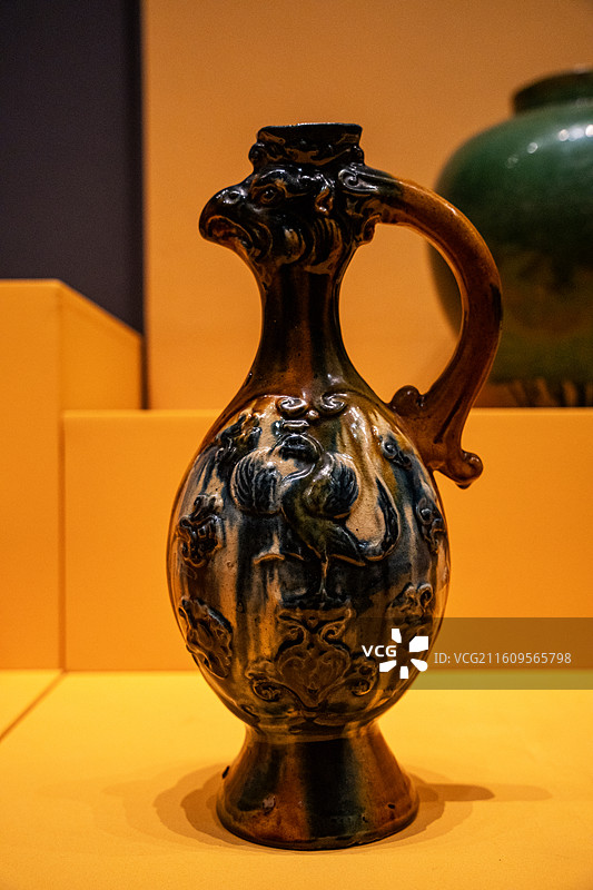 西安博物院唐代三彩凤首壶图片素材