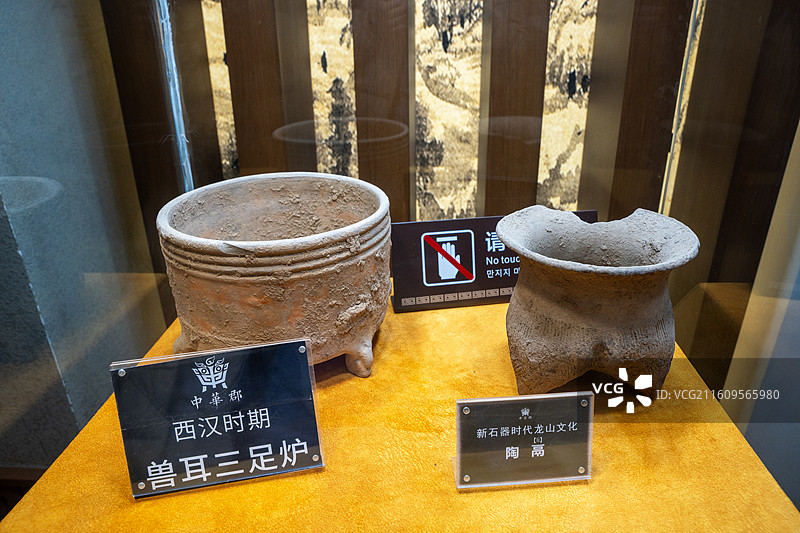 西汉时期兽耳三足炉和新石器时代龙山文化陶鬲图片素材