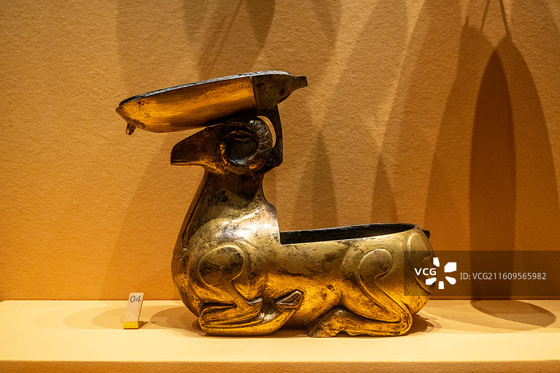 西安博物院藏汉代鎏金羊形铜灯图片素材