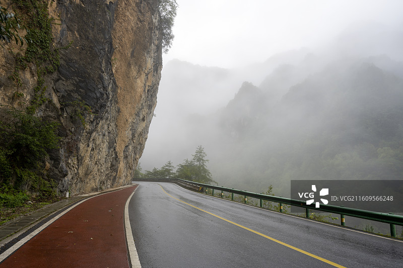 湖北神农架林区山路山峦道路交通雾气自然风光图片素材