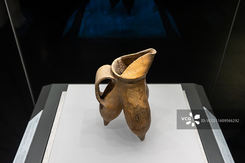 河南博物馆新石器时代中原龙山文化白陶鬶图片素材
