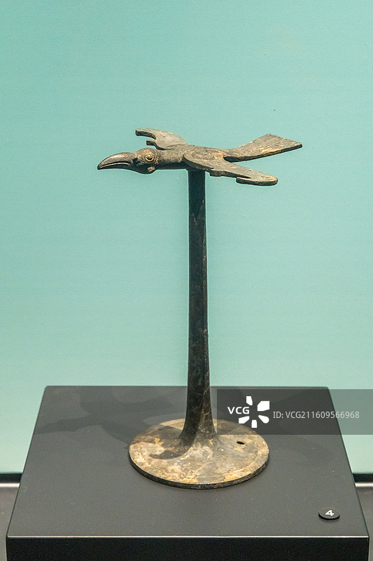 湖北省博物馆铜飞鸟战国时期1986年荆门包山2号墓出土图片素材