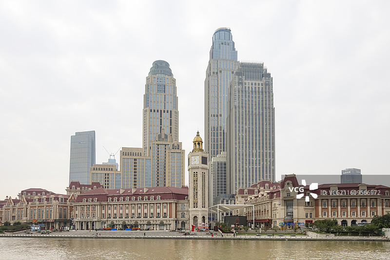 天津海河边的津湾广场图片素材