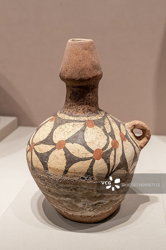 山西博物院藏 彩绘陶壶 仰韶文化中期 距今约5800-5300年 山西垣曲县下马村征集图片素材