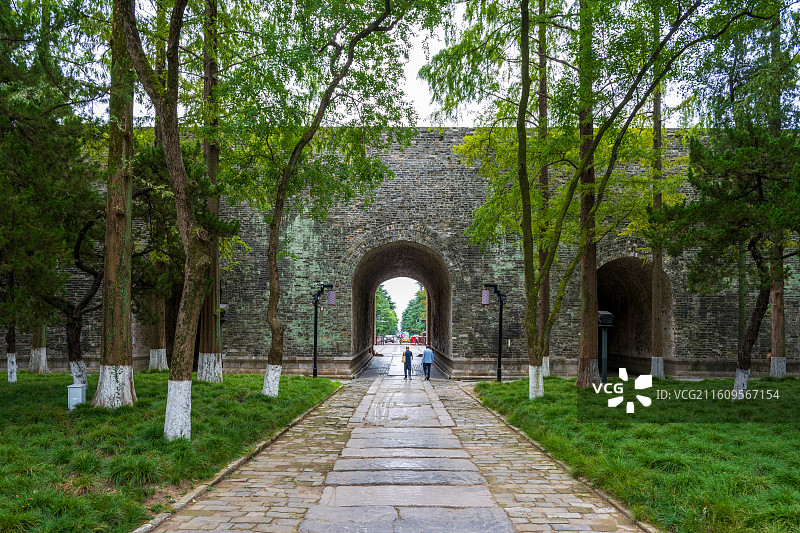 南京午朝门公园石砌拱门林荫道图片素材