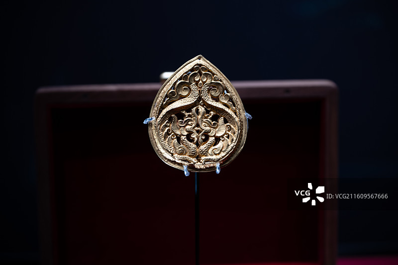 宋代双龙镂空霞帔金坠｜安徽博物院藏鸡心形金饰文物图片素材