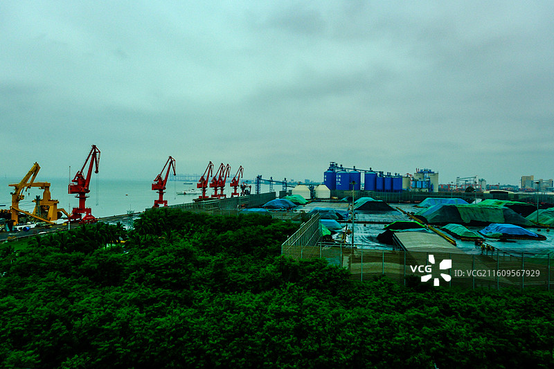 中国海南省儋州洋浦码头，儋州洋浦开发区，集装箱码头，儋州洋浦港图片素材