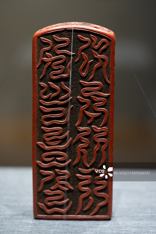 明雕漆道符——南京博物院藏明代剔红双蛇纹法器图片素材