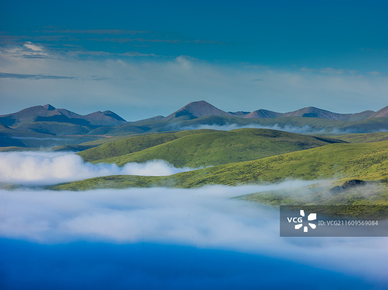 四川省甘孜藏族自治州色达县洛若镇的色达坛城被云雾温柔萦绕图片素材