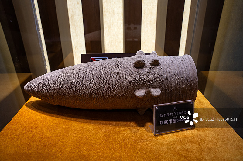 新石器时代仰韶文化红陶带鋬尖底瓶图片素材