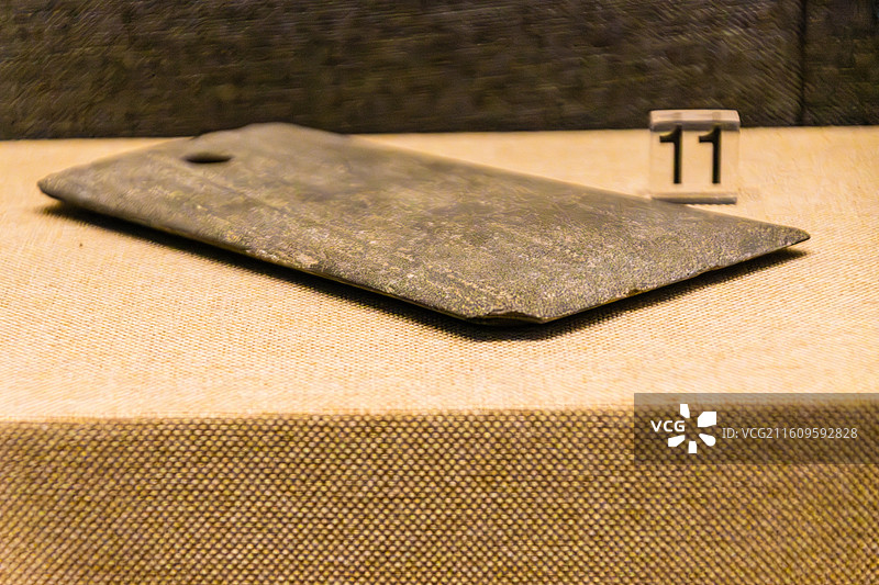 新石器时代穿孔石斧 新石器时代（距今约1万-4000年）戴北乡浩联大队东边沙层出土 溧阳市博物馆图片素材
