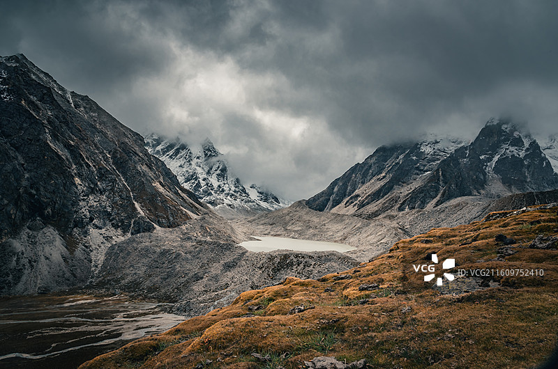 西藏卡达沟雪山峡谷山水河流自然风光图片素材