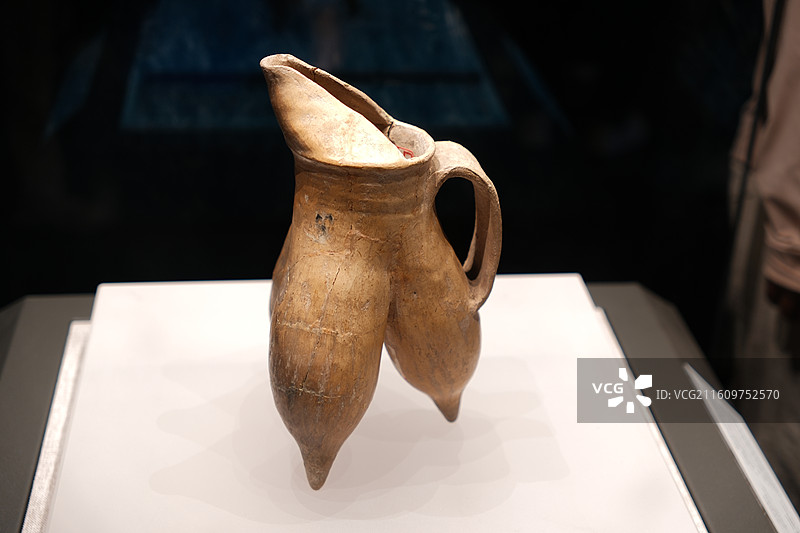 新石器时代的仿生器皿白陶鬶图片素材