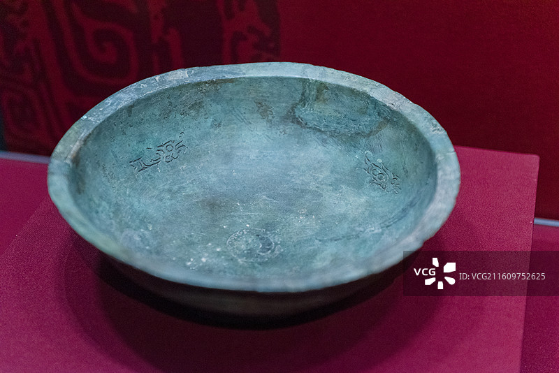 三文鱼铜盘 商代 首都博物馆藏 北京通州大运河博物馆“看见殷商”特展图片素材