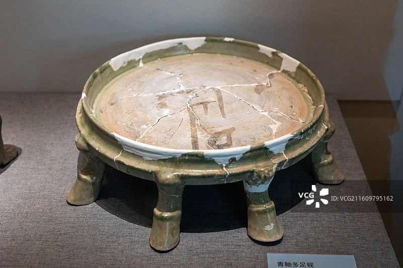 常熟博物馆青釉多足砚 东晋(317-420) 1975年常熟练塘红卫大队平整驸马坟出土图片素材