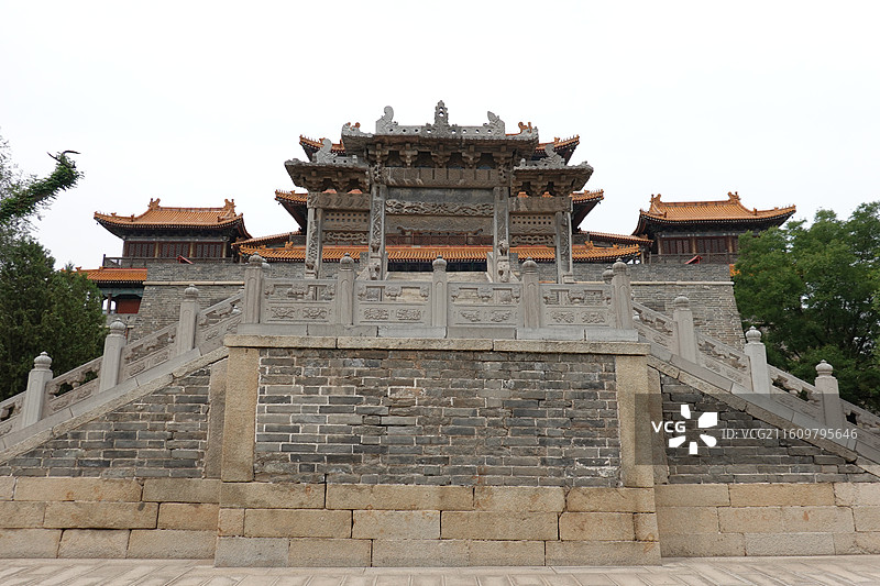 陕西省渭南市华阴市西岳华山西岳庙：蓐收之府石牌楼和万寿阁图片素材