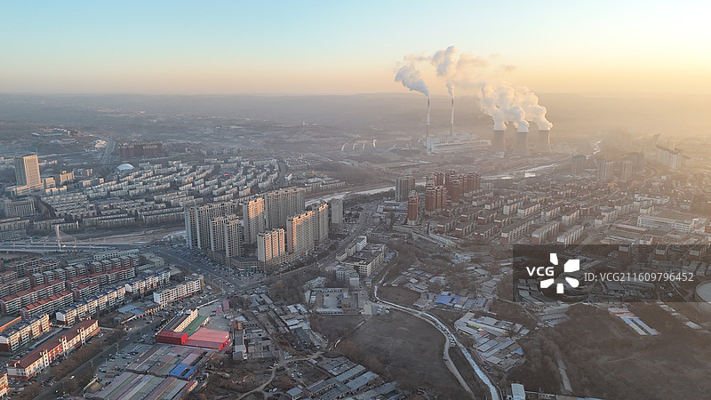 鄂尔多斯准格尔旗日出时分的发电厂和城市全景图片素材