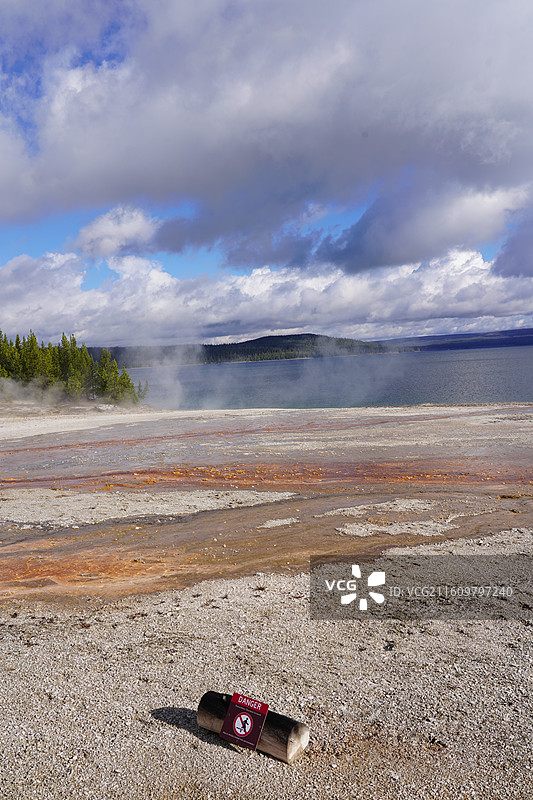 美国黄石公园的秋日美景 加拿大鹅成群结队飞过彩叶林和湖泊 雪山在远方 涌出滚烫泉水的五彩池和日光狂热图片素材