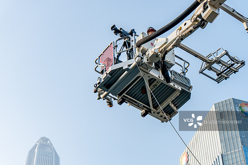 12月7日7：30，荣耀·2025深圳马拉松开跑，背后的警察、志愿者、摄影师、群众为活动助力图片素材