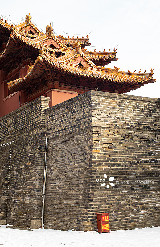 中国山东泰安著名景点泰山旅游风景区，冬天岱庙行宫沧桑而高大的城墙和金黄色的角楼，户外白昼无人图像摄影图片素材