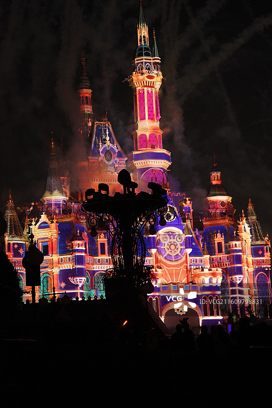 2025上海迪士尼奇妙圣诞点灯冬巡烟花和疯狂动物城图片素材