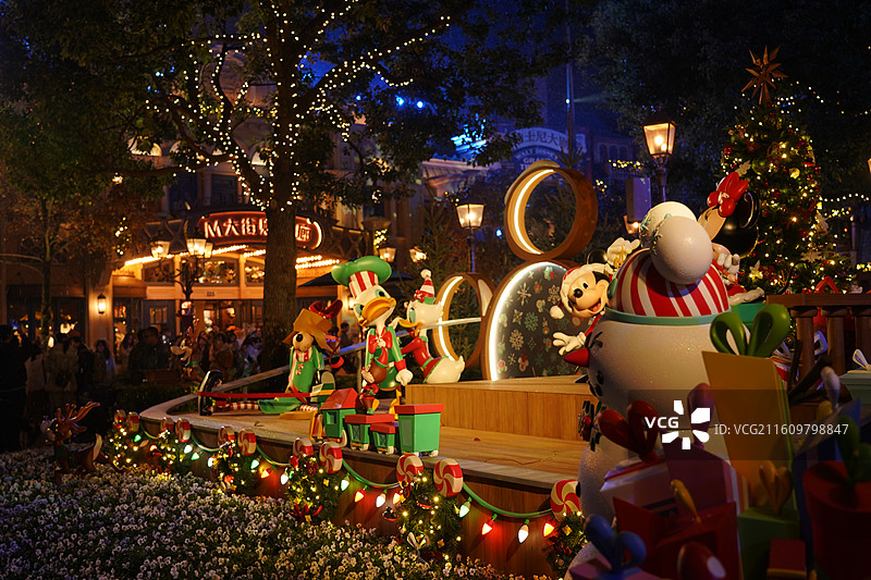 2025上海迪士尼奇妙圣诞点灯冬巡烟花和疯狂动物城图片素材