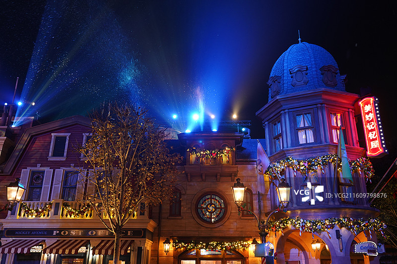 2025上海迪士尼奇妙圣诞点灯冬巡烟花和疯狂动物城图片素材
