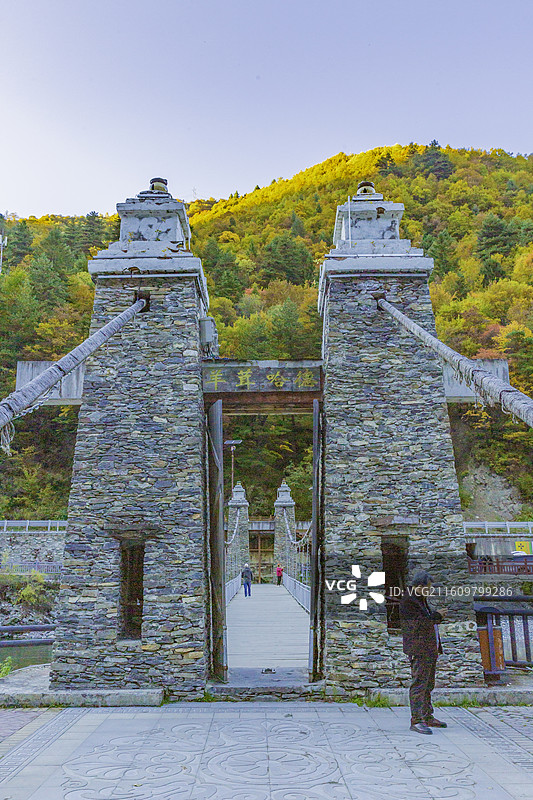 四川省阿坝藏族羌族自治州，黑水县羊茸哈德，羊茸村，彩林，蓝天，经幡，唐卡，三和塔图片素材