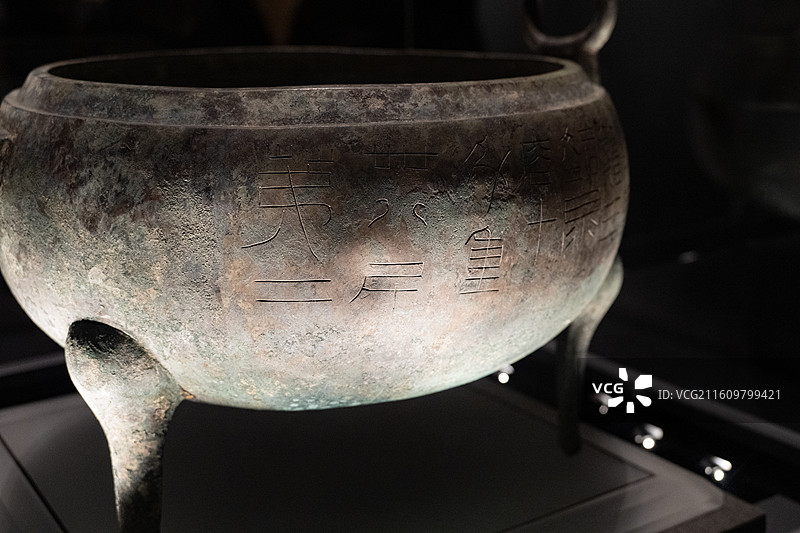 南昌汉代海昏侯国遗址博物馆 “昌邑籍田”青铜鼎图片素材