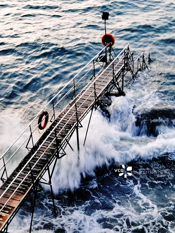 惊涛拍桥图片素材