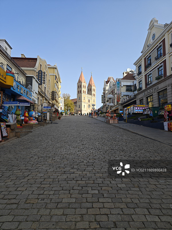 青岛天主教堂圣弥厄尔大教堂哥特式建筑街道街景图片素材