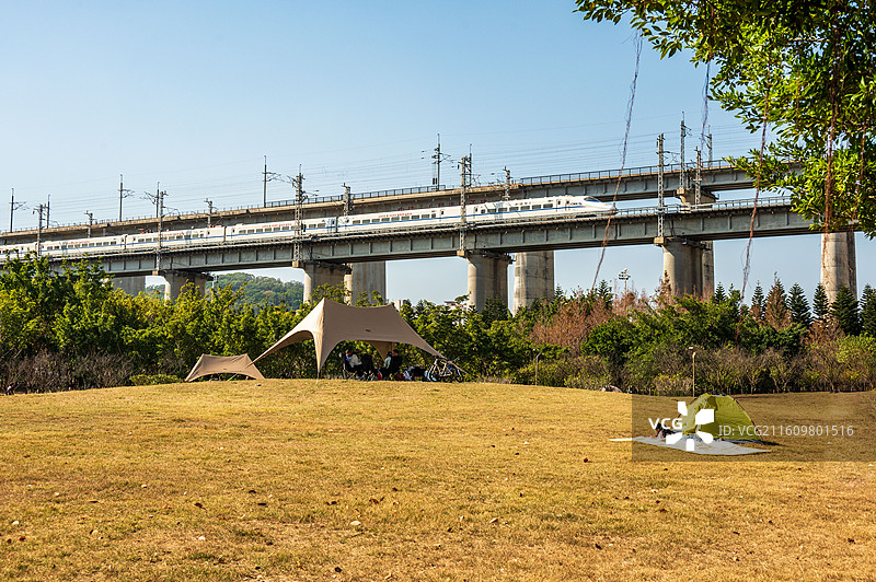 福州三江口生态公园露营地公铁大桥动车晴图片素材