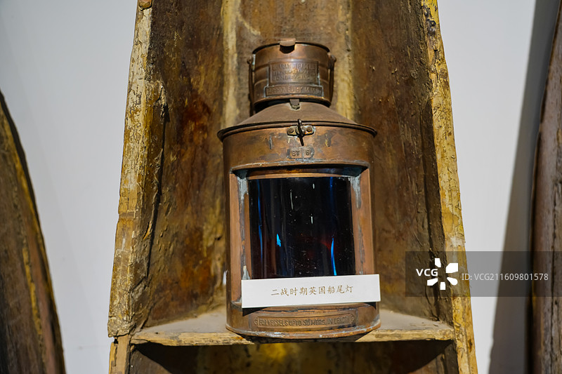 二战时期英国船尾灯 山东省青岛市针路航海博物馆展品图片素材