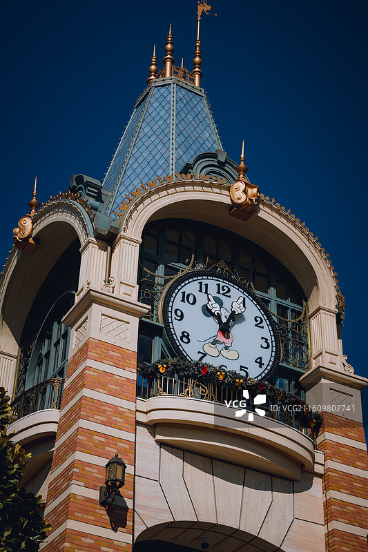 成长 孩子 亲子游 迪士尼 城堡 建筑 消费 童话 经济 版权 黄昏 梦幻 治愈 快乐图片素材