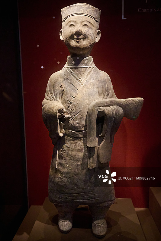 成都博物馆 东汉 陶抱囊俑图片素材