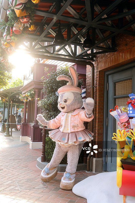 成长 孩子 亲子游 迪士尼 城堡 建筑 消费 童话 经济 版权 黄昏 梦幻 治愈 快乐图片素材