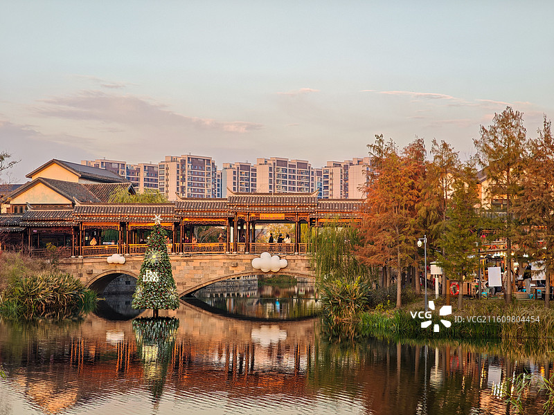 上海蟠龙新天地烟雨廊桥秋天十二月风光，湖中有圣诞树，杉树也红了（原上海青浦蟠龙天地，蟠龙古镇）图片素材